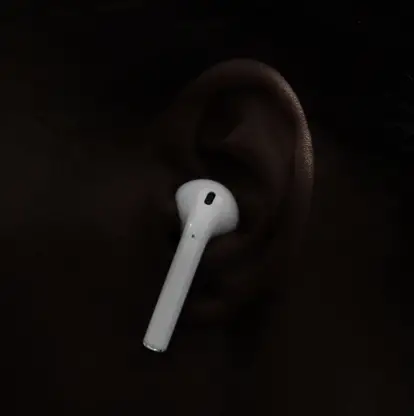 apple-airpods-on-ear